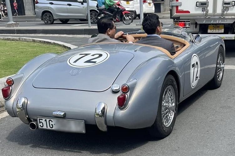 Thời tiết tại TP HCM được ví như đang ở sa mạc, nếu không có việc gì quan trọng, người dân sẽ chỉ ở nhà, trong phòng làm việc máy lạnh chứ không dám ra đường, chính vì điều này mà hình ảnh 2 người đàn ông ăn mặc bảnh bao với đồ vest, di chuyển trên chiếc MGA 1600 mui trần qua đoạn đường công trường Lam Sơn, đoạn qua ngã tư giao với đường Hai Bà Trưng, Q1 đã thu hút sự chú ý của cộng đồng mạng.