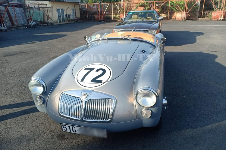 Hiện chưa rõ bức ảnh này được chụp vào thời gian nào nhưng có thể thấy, Thái Công cưỡi MGA 1600 mui trần chở bạn trai kém 17 tuổi diện đồ rất bảnh bao nhưng xuống phố giữa trời nắng gắt cùng chiếc xe không mui như MGA 1600 chẳng khác nào "ngâm da cho đen".