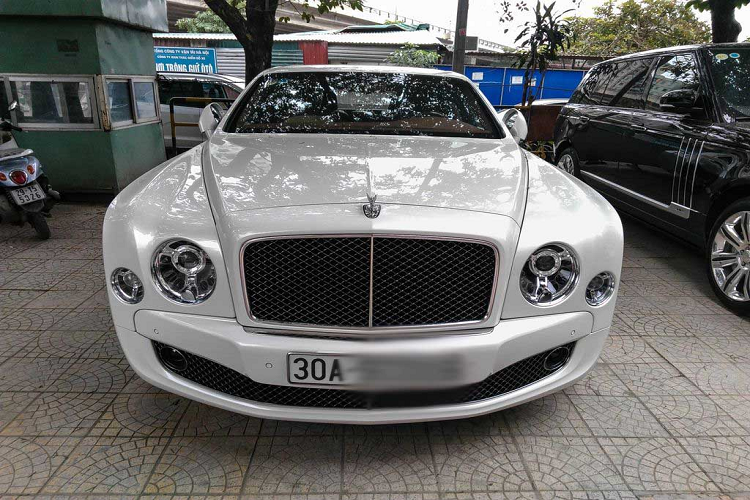 Bentley Mulsanne của ông Lê Thanh Thản thuộc thế hệ đầu tiên, xe sở hữu màu sơn ngoại thất trắng với các điểm nhấn mạ crôm sáng bóng nổi bật. Bentley Mulsanne được sinh ra để cạnh tranh trực tiếp với người đồng hương Rolls-Royce Ghost bởi nó cùng mang thiết kế cổ điển, sang trọng. Tuy nhiên, dòng xe Bentley Mulsanne đã bị khai tử vào năm 2020, kết thúc vòng đời 10 năm của chiếc sedan siêu sang.