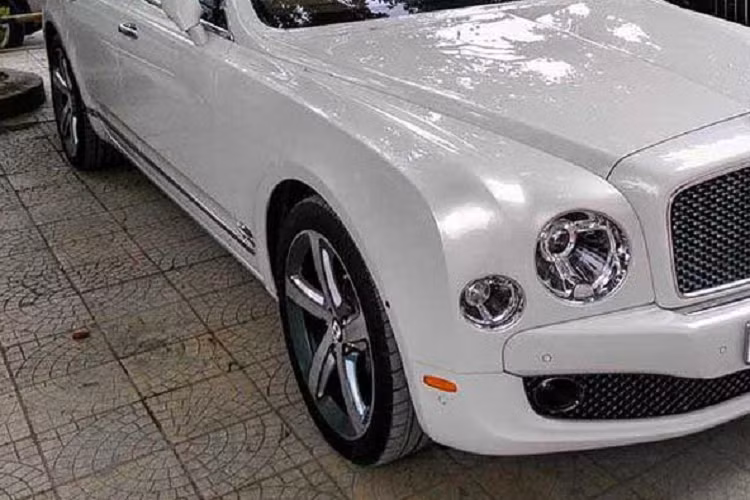 Bentley Mulsanne thế hệ đầu sử dụng động cơ V8, dung tích 6,75 lít, tăng áp kép, sản sinh công suất tối đa 505 mã lực và mô-men xoắn cực đại ở mức 1.020 Nm tại vòng tua thấp 1.750 vòng/phút. Xe có khả năng tăng tốc từ 0 - 100 km/h trong vòng 5,1 giây trước khi đạt tốc độ tối đa 296 km/h.