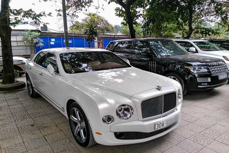 “Quý tộc Anh” Bentley Mulsanne sở hữu ngoại thất đặc trưng với mặt ca-lăng Bentley S-type, được nhấn nhá bằng cụm đèn pha dải Led bo tròn điểm xuyết bởi bi-xenon cực sáng. Phần đuôi của Bentley Mulsanne mượt mà nhưng không mất đi sự mạnh mẽ bởi những đường gân nối dài dọc hai bên thân xe. Xe sử dụng bộ la-zăng duy nhất 20 inch với những ốc vít titan của xe đua.