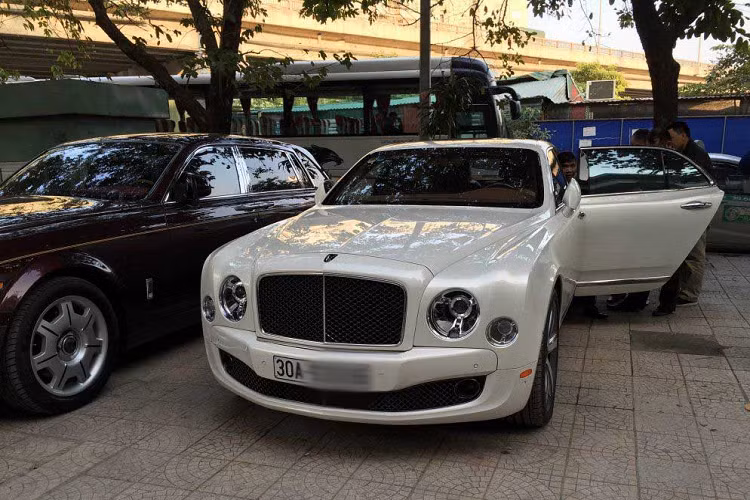 Nói đến bộ sưu tập siêu xe của ông Lê Thanh Thản, chắc hẳn giới mê xe trong nước sẽ nghĩ ngay tới chiếc Rolls-Royce Phantom Oriental Sun (Mặt Trời Phương Đông) “độc nhất” thế giới. Tuy nhiên, ít ai biết rằng ngoài siêu phẩm “độc bản” này ra, Chủ tịch tập đoàn Mường Thanh còn sở hữu cả một chiếc Bentley Mulsanne siêu sang.