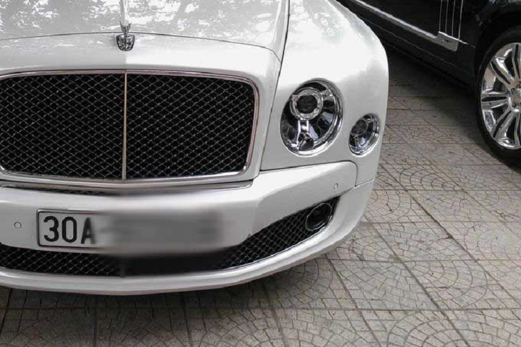 Ngoài ra, mất 5 tuần để ốp gỗ nội thất xe, hay 10 tiếng cho công đoạn đánh bóng các chi tiết trang trí và các công đoạn gia công trang bị da vô cùng phức tạp mới cho ra đời được một chiếc Bentley Mulsanne.