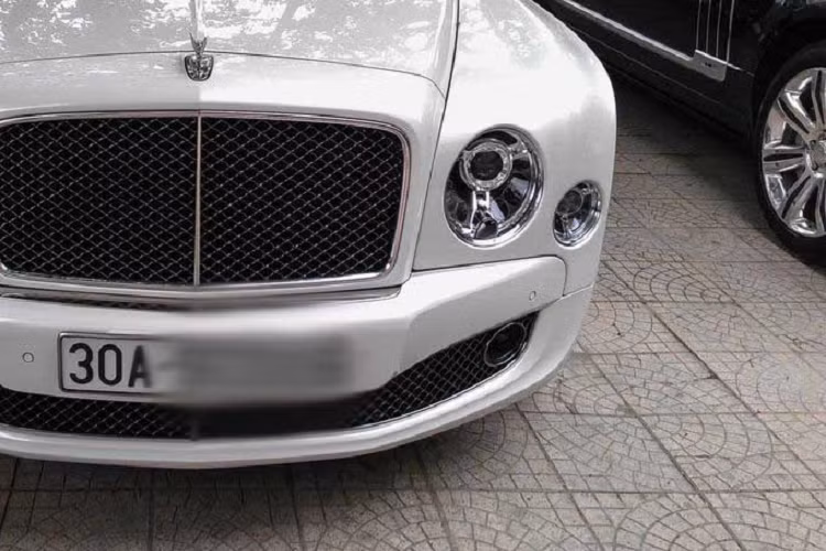 Ngoài ra, mất 5 tuần để ốp gỗ nội thất xe, hay 10 tiếng cho công đoạn đánh bóng các chi tiết trang trí và các công đoạn gia công trang bị da vô cùng phức tạp mới cho ra đời được một chiếc Bentley Mulsanne.