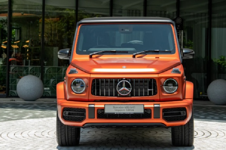 Theo đó, mẫu xe SUV Mercedes-Benz G63 Singapore Edition nổi bật với màu sơn cam Manufaktur Copper Orange. Lớp sơn này mô tả lại màu sắc của những mái ngói bằng đất nung. Đó là nét đặc trưng tại khu phố Keong Saik nổi tiếng của Singapore. Địa danh này cũng được khắc họa qua logo trên cửa khoang hành lý của xe.