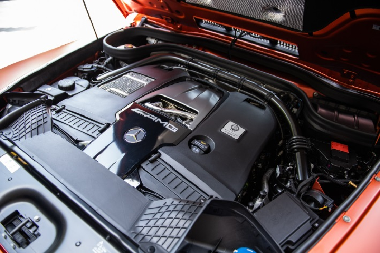 Xe được trang bị vô lăng thể thao AMG Performance được làm từ da Nappa và vi sợi Dinamica. Vị trí tay nắm taplo và sàn khoang hành lý đều được làm từ chất liệu gỗ Cherry mang đến một cảm giác sang trọng ngay từ khi bước vào.