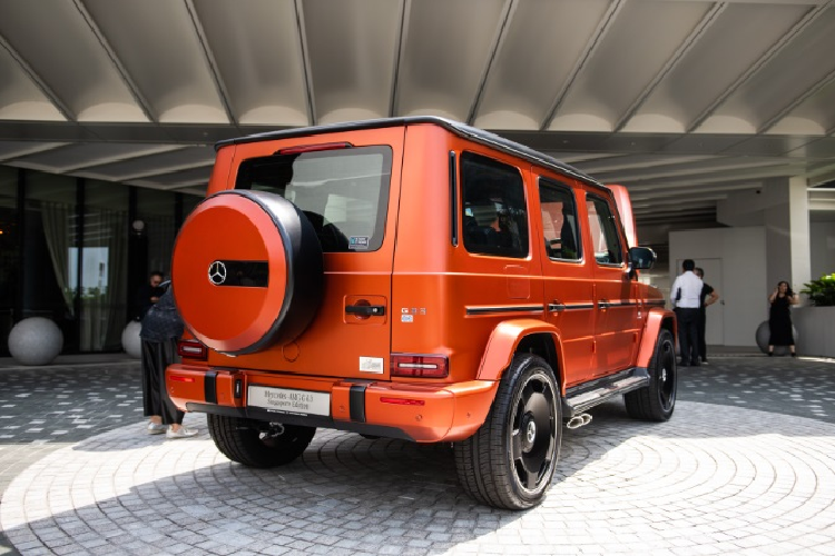 Phần mui của Mercedes-Benz G63 Singapore Edition được sơn màu đen, đối lập với toàn bộ màu ngoại thất. Xe được trang bị “dàn chân” 5 chấu AMG có kích thước 22 inch như càng làm nổi bật sự vững chãi, bề thế. Về nội thất, toàn bộ chi tiết bên trong khoang cabin đều được phủ da Nappa cao cấp với 2 tông màu trắng Manufaktur Platinum White và đen.