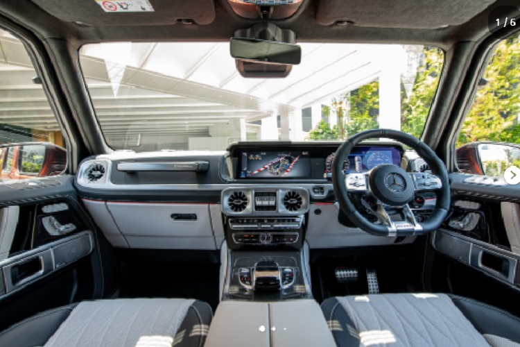 Nằm dưới nắp capo của Mercedes-AMG G63 Singapore Edition vẫn là khối động cơ V8 Biturbo dung tích 4.0L, sản sinh công suất tối đa 585 mã lực và mô-men xoắn cực đại 850 Nm. Đi kèm với động cơ này là hộp số AMG Speedshift TCT 9G và hệ dẫn động 4 bánh 4MATIC. Xe có khả năng tăng tốc từ 0 lên 100 km/h chỉ trong 4,5 giây, trước khi đạt tốc độ tối đa giới hạn ở mức 220 km/h.