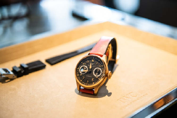 Khách hàng đặt mua mẫu Mercedes-AMG G63 này sẽ được tặng kèm đồng hồ IWC Schaffhausen Big Pilot AMG G63 với những chi tiết tương đồng với phiên bản G 63 đặc biệt.