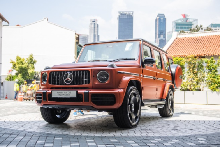 Khi tham gia câu lạc bộ những nhà sưu tập Mercedes-Benz, khách hàng sẽ nhận được nhiều ưu đãi và đặc quyền riêng như: được tiếp cận và đặt hàng những mẫu xe sớm nhất dù chưa được công bố. Để đánh dấu sự kiện quan trọng này, hãng đã trình làng chiếc SUV Mercedes-Benz G63 Singapore Edition 2023 mới dành riêng cho thị trường này.