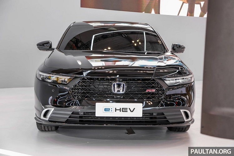 Động cơ xăng có thể truyền động trực tiếp cho bánh xe thông qua khóa biến mô ở tốc độ cao hơn. Tổng cộng, Honda Accord e:HEV 2024 mới sở hữu công suất 204 mã lực. Chiếc Honda Accord thế hệ thứ 11 được trưng bày trong triển lãm GIIAS 2023 thuộc phiên bản RS thể thao. Do đó, xe có thêm logo RS màu đỏ trên lưới tản nhiệt và cửa cốp.
