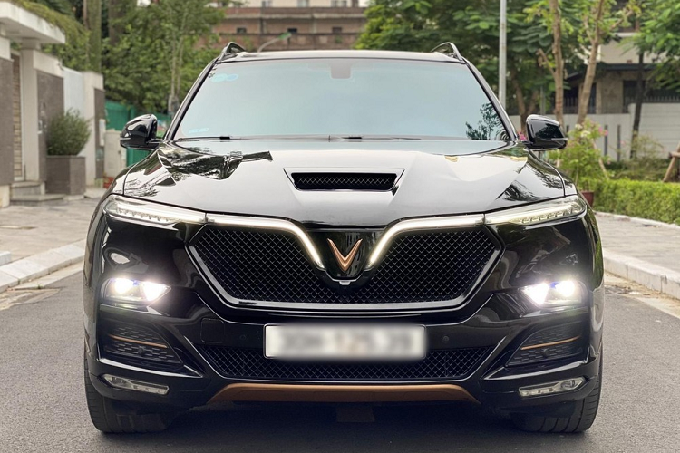 Tuy nhiên, trên thực tế, VinFast President lại nằm ở phân khúc SUV cỡ lớn cùng với Mercedes-Benz GLS, BMW X7 và Lexus LX570. Ngoài ra, VinFast President còn được trang bị động cơ V8, dung tích 6.2L lớn nhất trong phân khúc.