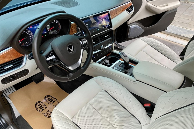 Mức giá của xe vì thế được xem là khá hợp lý do mức thuế đánh vào dung tích động cơ là không hề nhỏ. Các phiên bản của Lexus LX570 với động cơ V8, dung tích 5.7L lúc đó có giá từ 8-10 tỷ đồng. Có lẽ do mức giá khá cao, đánh vào thị trường hẹp nên VinFast cũng chỉ sản xuất President với số lượng giới hạn.