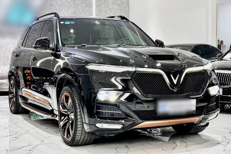 Người rao bán cho biết, chiếc xe này sản xuất năm 2020, đăng ký lần đầu vào năm 2021 và mới lăn bánh quãng đường chỉ 14.000 km. Chi phí mua mới và lăn bánh của chiếc VinFast President là hơn 5 tỷ đồng. Như vậy, sau hơn 2 năm, chiếc SUV chuyên dành cho "chủ tịch" của VinFast mất giá ít nhất 3,2 tỷ đồng.