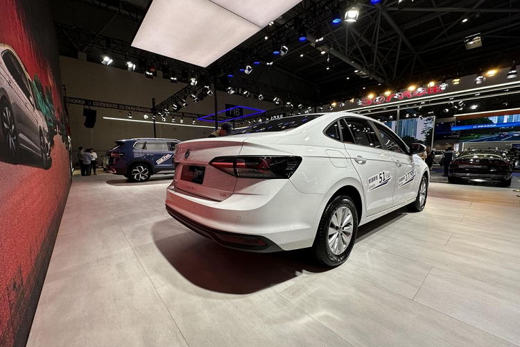 Nếu để ý kỹ, bạn sẽ thấy đề-can bên thân chiếc xe Volkswagen Lavida XR đang trưng bày trong triển lãm ô tô Trùng Khánh 2023 có ghi khoản thanh toán trước bắt đầu từ 17.798 nhân dân tệ, tương đương 58 triệu đồng và khoản thanh toán hàng ngày là 51 nhân dân tệ, chỉ 167 nghìn đồng