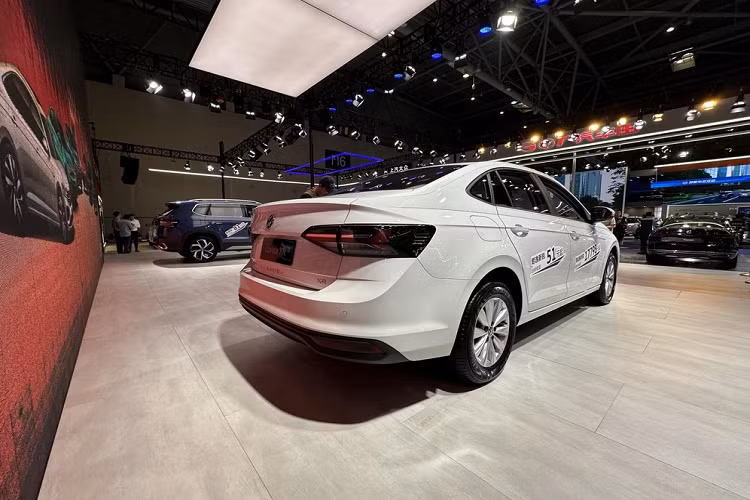 Nếu để ý kỹ, bạn sẽ thấy đề-can bên thân chiếc xe Volkswagen Lavida XR đang trưng bày trong triển lãm ô tô Trùng Khánh 2023 có ghi khoản thanh toán trước bắt đầu từ 17.798 nhân dân tệ, tương đương 58 triệu đồng và khoản thanh toán hàng ngày là 51 nhân dân tệ, chỉ 167 nghìn đồng