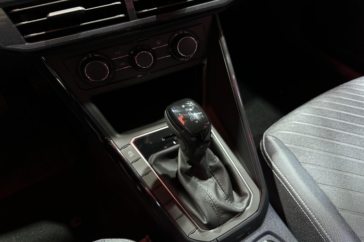 Về sức mạnh, Volkswagen Lavida XR được trang bị động cơ 4 xi-lanh, dung tích 1.5 lít, hút khí tự nhiên với công suất tối đa 110 mã lực và mô-men xoắn cực đại 141 Nm, kết hợp với hộp số tự động 6 cấp.