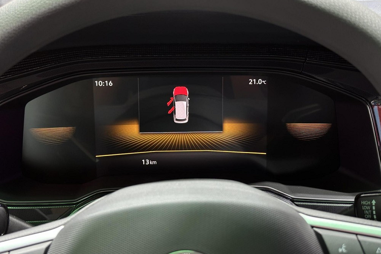 Về kích thước thân xe, Volkswagen Lavida XR có chiều dài, chiều rộng và chiều cao lần lượt là 4.561/1.740/1.494 mm, chiều dài cơ sở là 2.651 mm, nó ngắn hơn 117 mm so với LaVida hiện tại và chiều dài cơ sở ngắn hơn 37 mm.