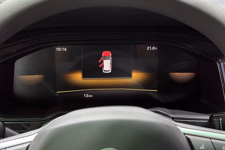 Về kích thước thân xe, Volkswagen Lavida XR có chiều dài, chiều rộng và chiều cao lần lượt là 4.561/1.740/1.494 mm, chiều dài cơ sở là 2.651 mm, nó ngắn hơn 117 mm so với LaVida hiện tại và chiều dài cơ sở ngắn hơn 37 mm.