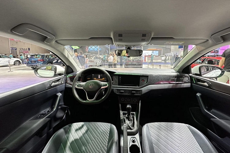 So sánh nhanh với Volkswagen Lavida đang bán ra thị trường, phiên bản XR có ngoại hình thể thao hơn với việc phần đầu xe sử dụng lưới tản nhiệt trang trí màu đen nối liền với 2 đen pha, không chia cách, tiếp đó là phần hốc gió trước liền mạch, với điểm nhấn là các viền mạ crôm ma trận chấm, cũng là điểm trang trí cho mặt tiền xe.