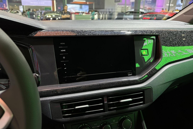 Về nội thất, bảng điều khiển trung tâm và ghế ngồi của Volkswagen Lavida XR đều khác biệt so với xe Lavida đang bán ra trên thị trường, màn hình điều khiển trung tâm dạng cảm ứng kích thước 8 inch, bảng đồng hồ kỹ thuật số 8 inch.