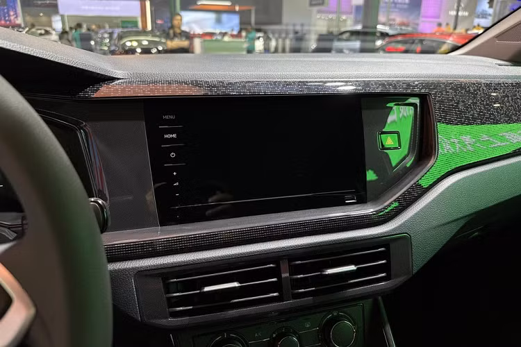 Về nội thất, bảng điều khiển trung tâm và ghế ngồi của Volkswagen Lavida XR đều khác biệt so với xe Lavida đang bán ra trên thị trường, màn hình điều khiển trung tâm dạng cảm ứng kích thước 8 inch, bảng đồng hồ kỹ thuật số 8 inch.