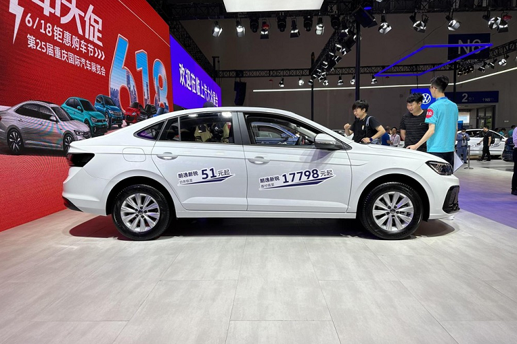 Tại sự kiện, mức giá xe Volkswagen Lavida XR 2023 cũng đã được tiết lộ bán ra tại thị trường tỷ dân là từ 99.900 nhân dân tệ đến 123.900 nhân dân tệ (tương đương 328 triệu đồng đến 407 triệu đồng).