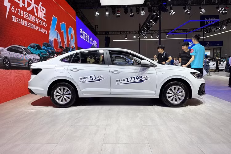 Tại sự kiện, mức giá xe Volkswagen Lavida XR 2023 cũng đã được tiết lộ bán ra tại thị trường tỷ dân là từ 99.900 nhân dân tệ đến 123.900 nhân dân tệ (tương đương 328 triệu đồng đến 407 triệu đồng).