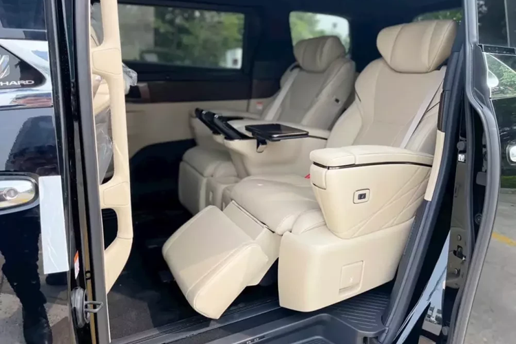 Theo công bố của Toyota Việt Nam, hệ thống cửa trượt điện được cải thiện để giảm hoàn toàn tiếng động khi đóng/mở. Gương chiếu hậu ngoài tính năng chỉnh/gập điện, tự động điều chỉnh khi lùi có thêm sấy gương và nhớ vị trí, cốp sau có thêm nút bấm đóng/mở điện ở 2 bên hông xe.