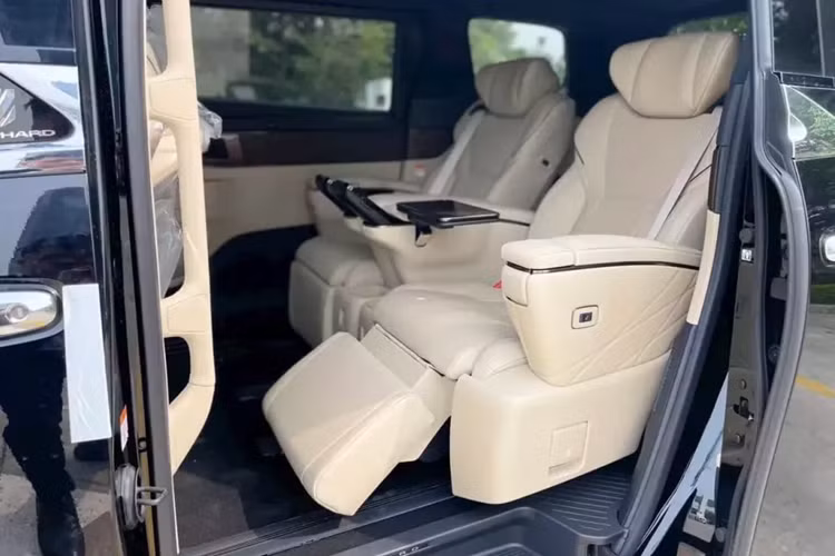 Theo công bố của Toyota Việt Nam, hệ thống cửa trượt điện được cải thiện để giảm hoàn toàn tiếng động khi đóng/mở. Gương chiếu hậu ngoài tính năng chỉnh/gập điện, tự động điều chỉnh khi lùi có thêm sấy gương và nhớ vị trí, cốp sau có thêm nút bấm đóng/mở điện ở 2 bên hông xe.