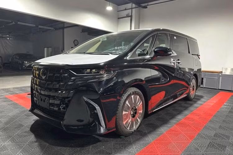 Đèn chiếu xa tự động thích ứng (AHS), điều khiển hành trình chủ động (DRCC), cảnh báo điểm mù (BSM), cảnh báo phương tiện cắt ngang phía sau (RCTA), cảnh báo áp suất lốp (TPWS), camera 360 độ, hệ thống hỗ trợ rời xe an toàn (SEA), phanh hỗ trợ đỗ xe (PKSB), 8 cảm biến hỗ trợ đỗ xe và 6 túi khí.