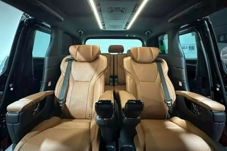 Nội thất của Alphard 2024 cũng sở hữu thiết kế sang trọng và hiện đại hơn hẳn so với thế hệ cũ. Hàng ghế thứ hai được bố trí 2 ghế ngồi độc lập, tích hợp thông gió, sưởi, massage, đệm chân.