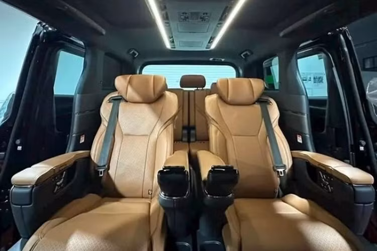 Nội thất của Alphard 2024 cũng sở hữu thiết kế sang trọng và hiện đại hơn hẳn so với thế hệ cũ. Hàng ghế thứ hai được bố trí 2 ghế ngồi độc lập, tích hợp thông gió, sưởi, massage, đệm chân.