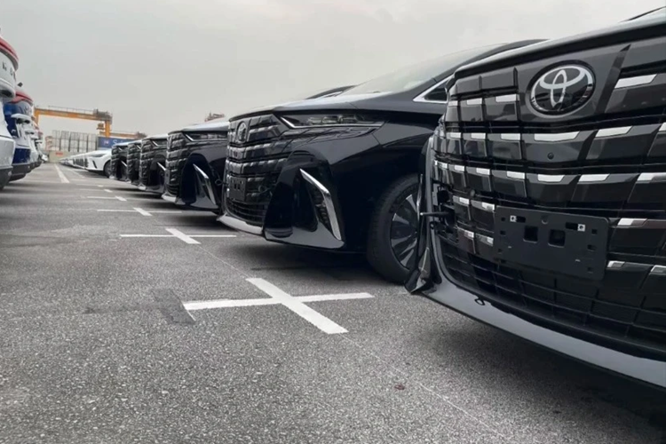 Đầu tiên là động cơ xăng 4 xi-lanh, tăng áp, dung tích 2.4L, cho công suất tối đa 275 mã lực và mô-men xoắn cực đại 430 Nm, đi kèm hộp số tự động 8 cấp và hệ dẫn động cầu trước. Thứ hai là hệ truyền động hybrid với máy xăng 4 xi-lanh, dung tích 2.5L, mô-tơ điện, hộp số e-CVT và pin NiMH.