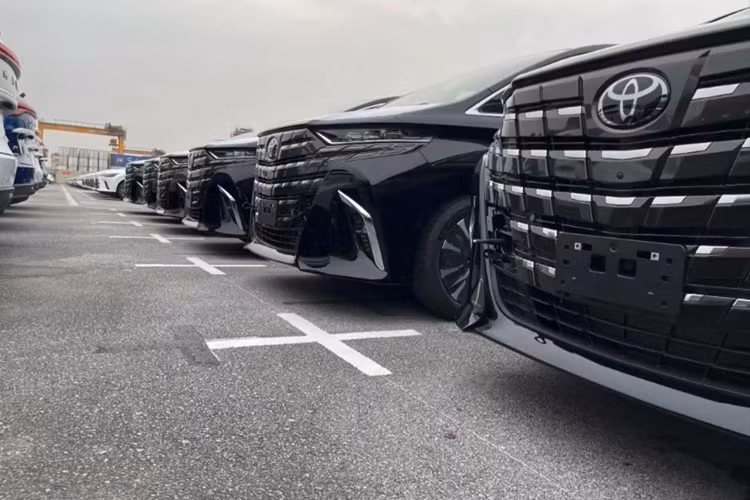 Đầu tiên là động cơ xăng 4 xi-lanh, tăng áp, dung tích 2.4L, cho công suất tối đa 275 mã lực và mô-men xoắn cực đại 430 Nm, đi kèm hộp số tự động 8 cấp và hệ dẫn động cầu trước. Thứ hai là hệ truyền động hybrid với máy xăng 4 xi-lanh, dung tích 2.5L, mô-tơ điện, hộp số e-CVT và pin NiMH.