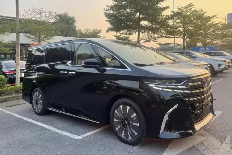 Phiên bản hybrid hiện chưa “về hàng”, do đó, các showroom chỉ nhận đặt cọc trước với mức giá tạm thời ngang giá niêm yết.