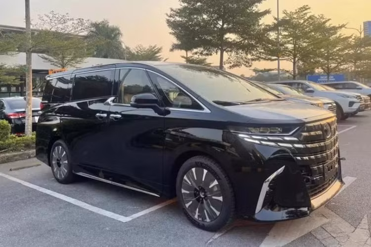 Phiên bản hybrid hiện chưa “về hàng”, do đó, các showroom chỉ nhận đặt cọc trước với mức giá tạm thời ngang giá niêm yết.