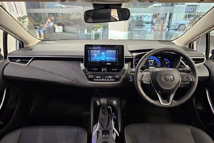 Về công nghệ an toàn, Toyota Corolla Altis 2024 nâng cấp vẫn được trang bị gói Toyota Safety Sense 2.0 với các tính năng đèn pha thích ứng, kiểm soát hành trình, hỗ trợ giữ làn đường, cảnh báo chệch làn đường và cảnh báo tiền va chạm.