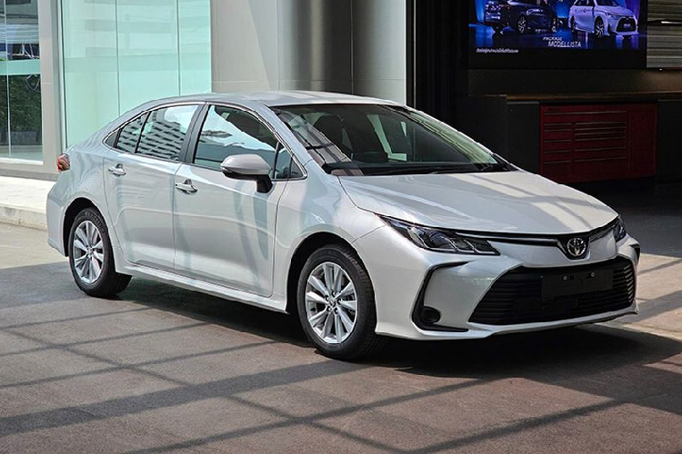 Trên phiên bản mới, mẫu xe sedan Toyota Corolla Altis được nâng cấp một số trang bị như như màn hình cảm ứng 9 inch, hỗ trợ Apple CarPlay và Android Auto, 4 cổng USB-C, 1 cổng USB-A, dịch vụ kết nối T-Connect, hệ thống ra vào thông minh (Smart Entry) trên cửa ghế lái và ghế hành khách phía sau.
