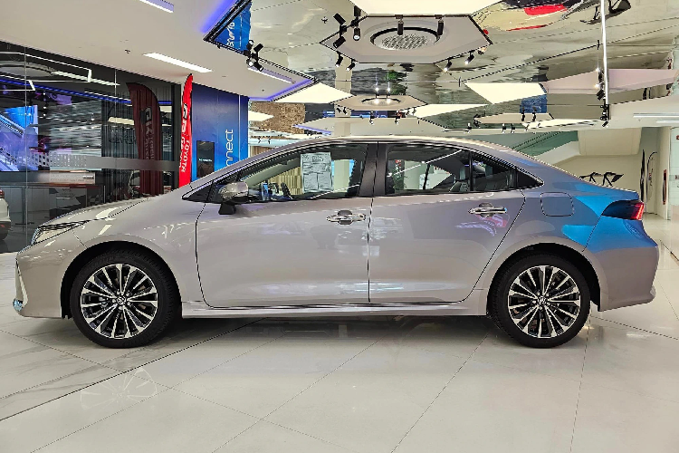 Được định vị trong phân khúc sedan hạng C, Toyota Corolla Altis cạnh tranh với các đối thủ như Kia K3, Hyundai Elantra, Honda Civic, Mazda3,... Xe hiện được bán với 3 phiên bản 1.8 G, 1.8 L và 1,8 HEV, đi kèm mức giá niêm yết lần lượt là 719, 765 và 860 triệu đồng.