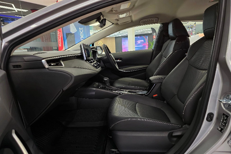Vì chỉ bổ sung trang bị và tính năng, giá xe Toyota Corolla Altis 2024 tại Thái Lan chỉ tăng 430 USD, tương đương 10 triệu đồng. Do đó, giá bán của xe tại thị trường Việt Nam sẽ không chênh quá nhiều so với bản hiện tại.