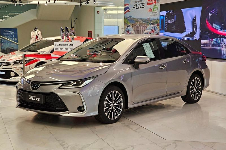 Phiên bản nâng cấp của Toyota Corolla Altis 2024 mới sẽ ra mắt thị trường Việt Nam ngay trong năm nay. Đây là thông tin được một số đại lý chính hãng xác nhận với khách hàng trong thời gian qua. Nguồn tin này cho biết thêm, xe bán ở nước ta sẽ có ngoại hình và trang bị tương tự Altis 2024 vừa ra mắt Thái Lan hồi giữa tháng 6/2023.