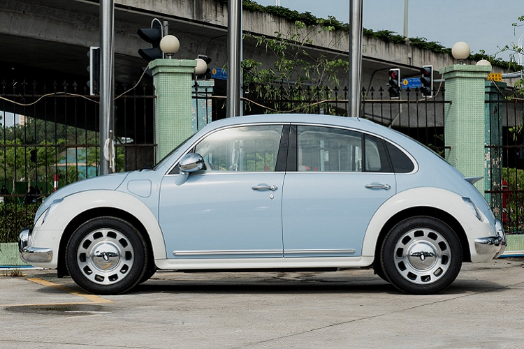 ORA Ballet Cat có kiểu phối màu ngoại thất rất thời trang với 2 tông màu đó có thể là trắng - hồng hoặc trắng - xanh bên cạnh 1 màu sơn truyền thông. Khách hàng cũng có thể tùy biến 1 số chi tiết cá nhân hóa bên trong khoang lái của xe, nếu không thích, nội thất của ORA Ballet Cat cũng đã rất thời trang và sành điệu.