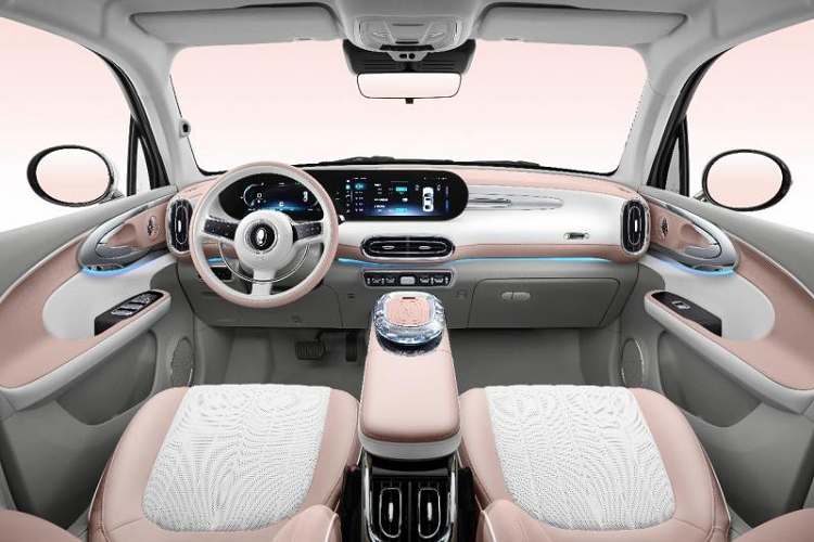 Về chiếc xe điện Ballet Cat, đây là 1 sản phẩm mới của hãng ORA với thiết kế tổng thể được đánh giá khá giống với dòng xe Volkswagen Beetle đã được giới thiệu cách đây 85 năm và chỉ chịu dừng sản xuất vào năm 2003, với hơn 21 triệu chiếc xe được bán ra toàn cầu. Tất nhiên là ngoài việc vay mượn thiết kế, ORA Ballet Cat vẫn có điểm riêng với đèn pha LED cá tính, bộ mâm đa chấu kép và đèn hậu LED na ná thiết kế của Rolls-Royce Ghost đời cũ.