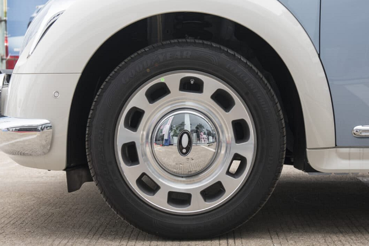 Xe có kích thước bao gồm chiều dài 4.401 mm, chiều rộng 1.880 mm, chiều cao 1.633 mm và chiều dài cơ sở 2.750 mm. Nội thất xe có bảng đồng hồ kỹ thuật số nối liền với màn hình thông tin giải trí, chìa khóa xe như điều khiển ti-vi, gương chiếu hậu gập điện, cốp xe mở trên chìa khóa...