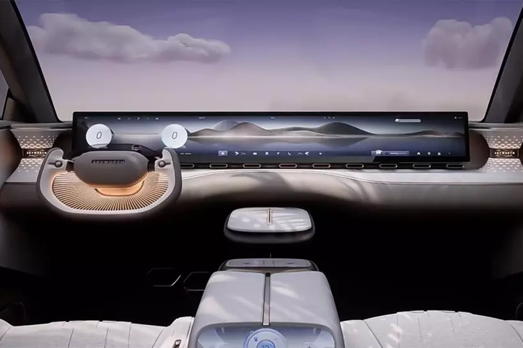 Skyworth Skyhome được trang bị nội thất 2 hàng ghế với 4 chỗ ngồi. Ghế sau của xe có thể ngả sâu và có tính năng massage chân để hành khách thư giãn. Ở giữa 2 ghế này là bệ tì tay trung tâm, có cả chỗ để cắm hoa. Trong khi đó, trước mặt hành khách là màn hình tivi cỡ lớn treo trên trần xe.