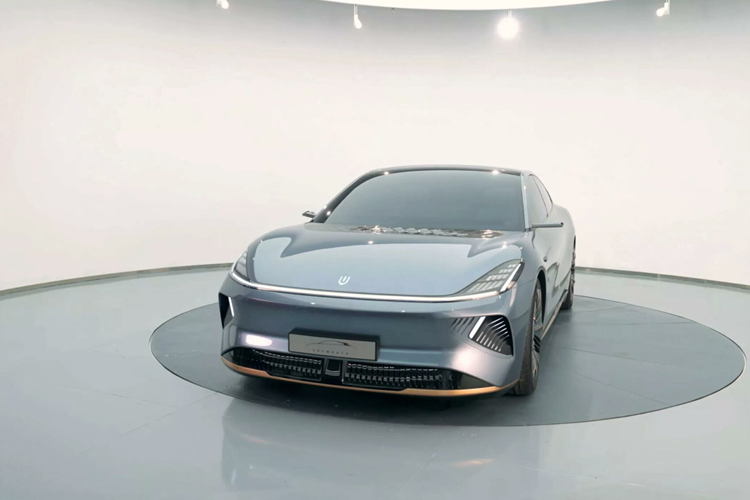 Để tăng thêm vẻ thời thượng cho Skyhome, thương hiệu Skyworth còn trang bị cả camera kỹ thuật số thay cho gương chiếu hậu, tay nắm cửa ẩn, trần kính toàn cảnh, vành hợp kim 5 chấu với thiết kế khí động lực học và đèn hậu LED toàn phần với thiết kế xuyên suốt, tạo sự đồng nhất với khu vực đầu xe.