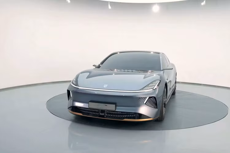 Để tăng thêm vẻ thời thượng cho Skyhome, thương hiệu Skyworth còn trang bị cả camera kỹ thuật số thay cho gương chiếu hậu, tay nắm cửa ẩn, trần kính toàn cảnh, vành hợp kim 5 chấu với thiết kế khí động lực học và đèn hậu LED toàn phần với thiết kế xuyên suốt, tạo sự đồng nhất với khu vực đầu xe.