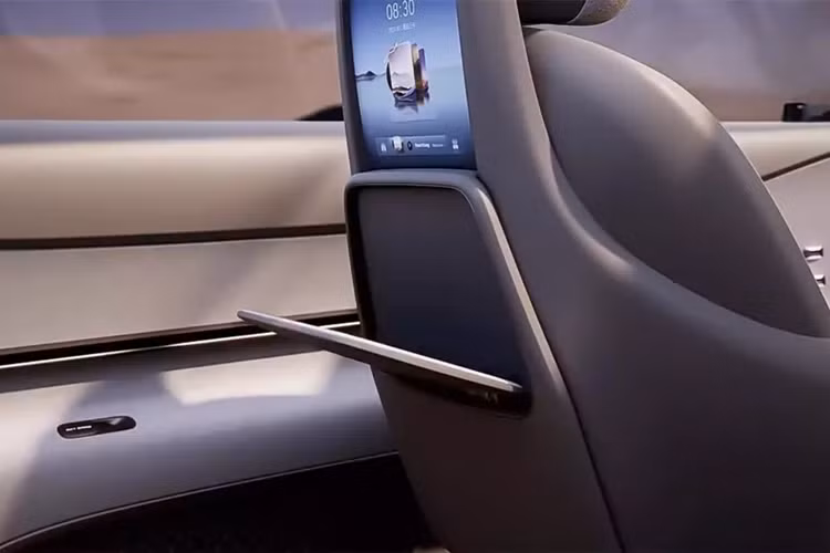 Trái ngược với nhiều mẫu xe hiện đang bán trên thị trường, Skyworth Skyhome không có những đường cắt xẻ hoặc dập gân sắc sảo. Thay vào đó, mẫu xe này được thiết kế theo phong cách mượt mà và tối giản.