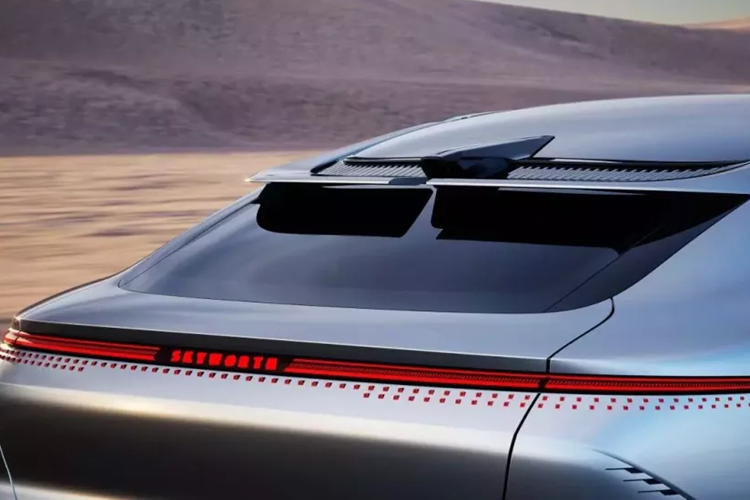 Xe được trang bị đèn pha LED với dải đèn LED định vị ban ngày nằm vắt ngang đầu xe. Bên dưới là khe gió được trang trí bằng những dải đèn gợi liên tưởng đến mang cá.